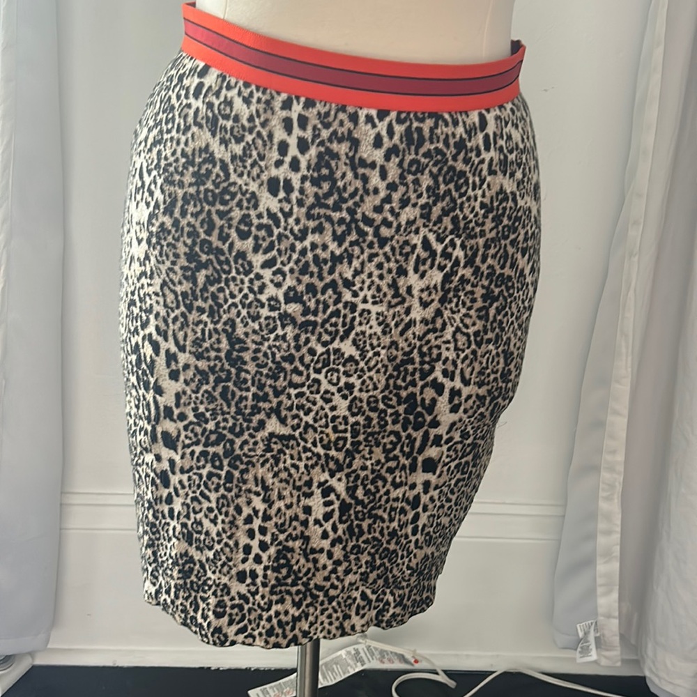 Marc Cain N5 knit leopard print skirt w bright elastic waist. EUC